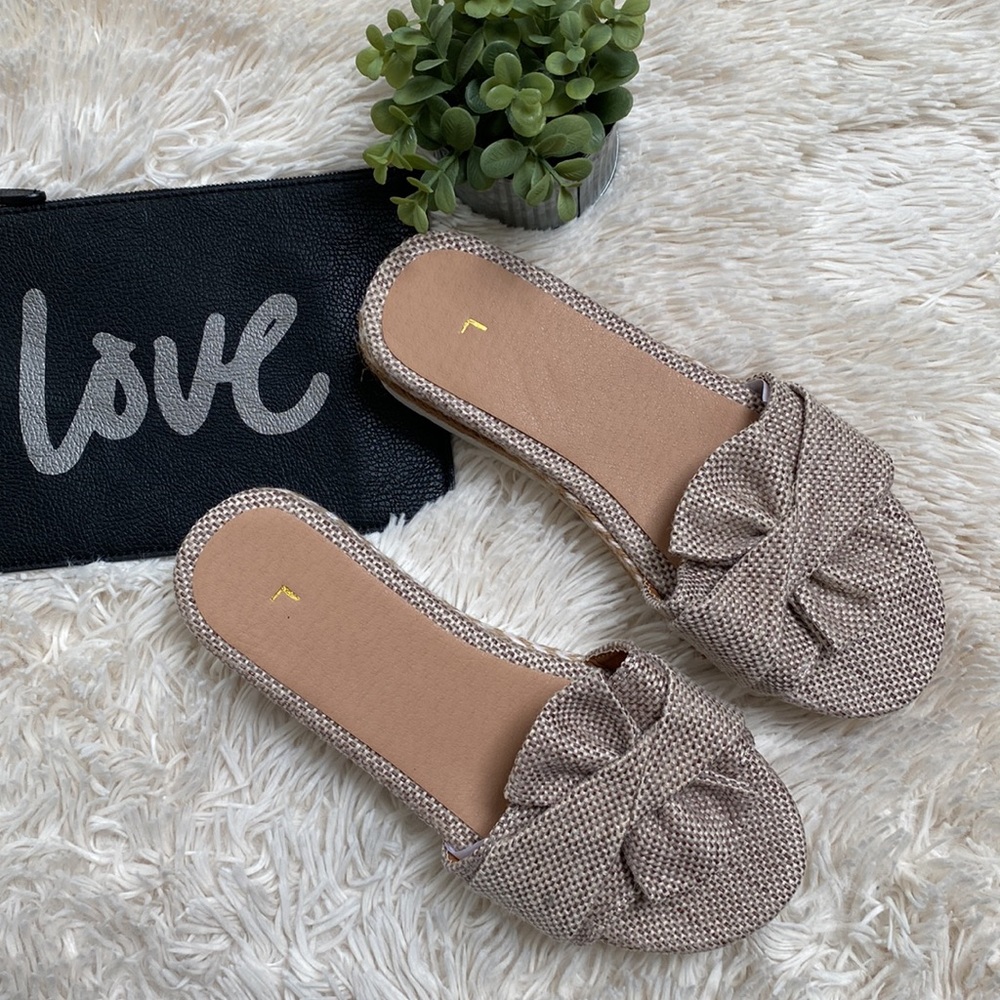 🎉HP🎉 Wanna B Slide Sandals NWOT 💗 Taupe